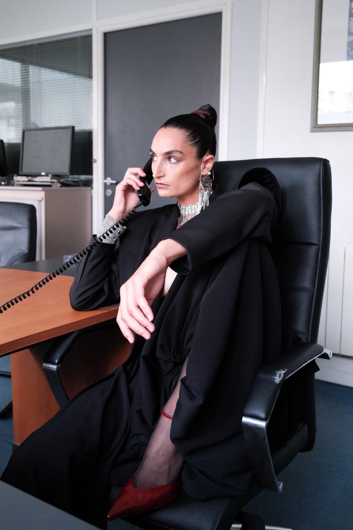 BLZ-01, blazer noir à épaules accentuées, porté, au bureau